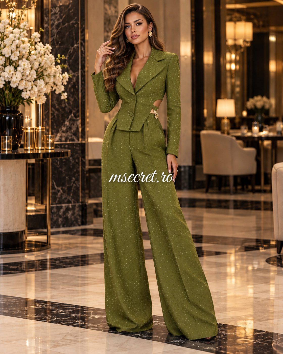 Compleu verde cu sacou cambrat si pantaloni lungi - pe model 2