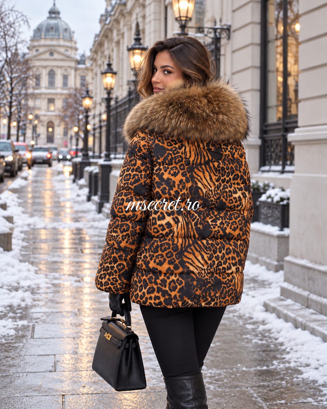Geaca cu puf animal print cu guler din blana naturala de vulpe - pe model