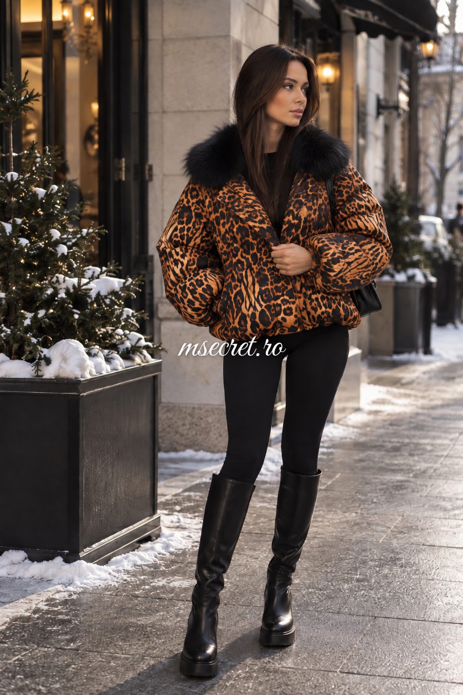 Geaca puffer cu imprimeu animal print si guler din blana - pe model 2