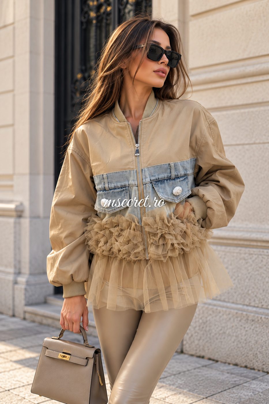 Jacheta bej din tricot cu denim si tul - pe model