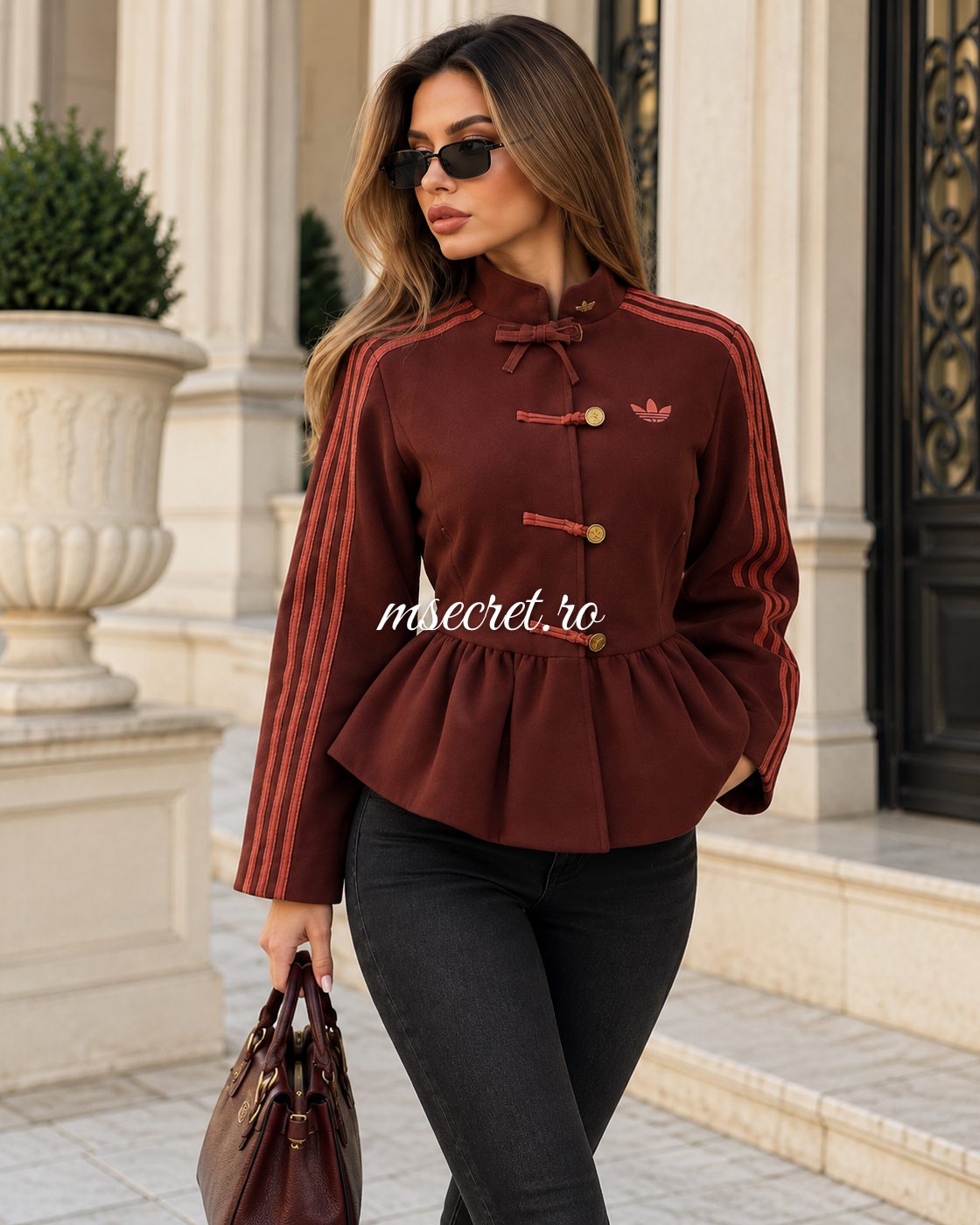Jacheta bordo din stofa cu peplum si dungi pe maneci - pe model