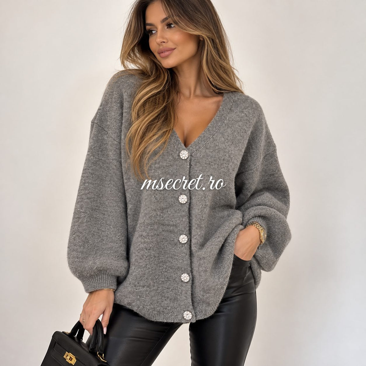 Pulover gri tip cardigan cu nasturi - pe model