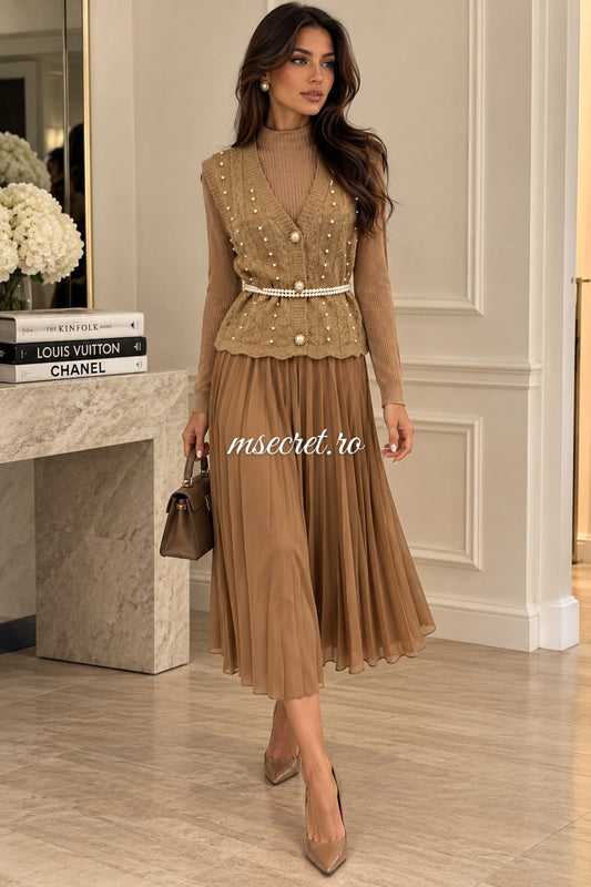 Rochie camel din tricot cu pietre si fusta plisata - pe model
