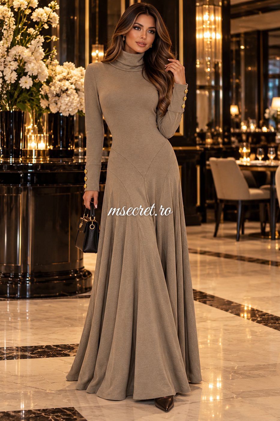 Rochie lunga elastica bej cu detalii aurii - pe model