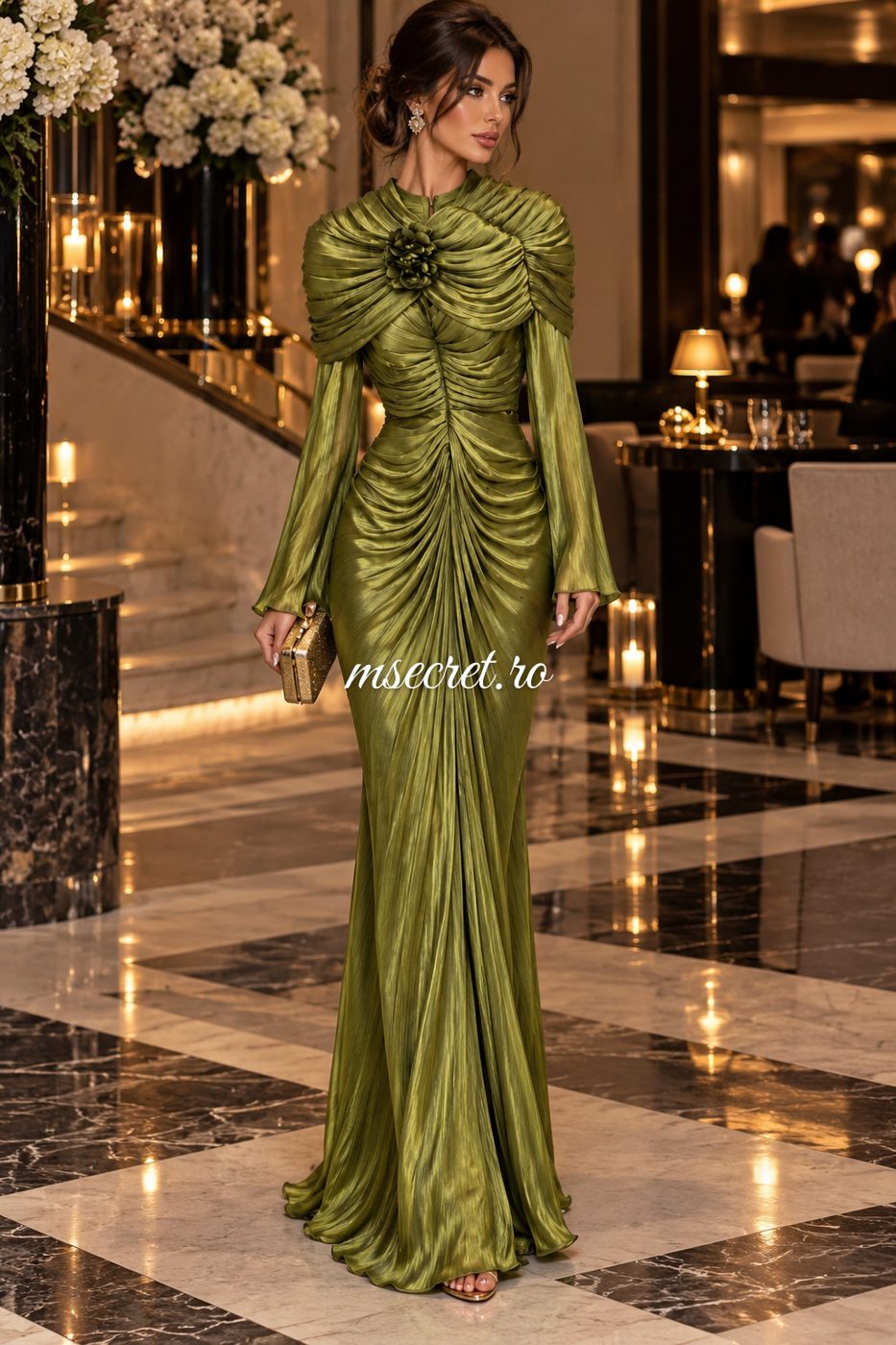 Rochie lunga verde din satin drapat - pe model