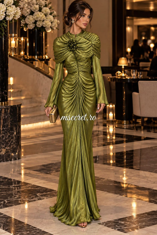 Rochie lunga verde din satin drapat - pe model
