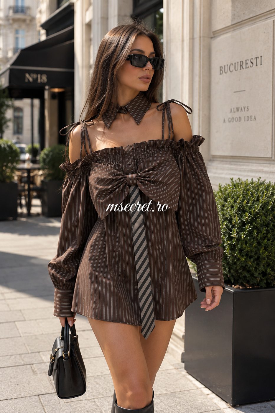 Rochie din bumbac in dungi cu bretele reglabile si funda - pe model