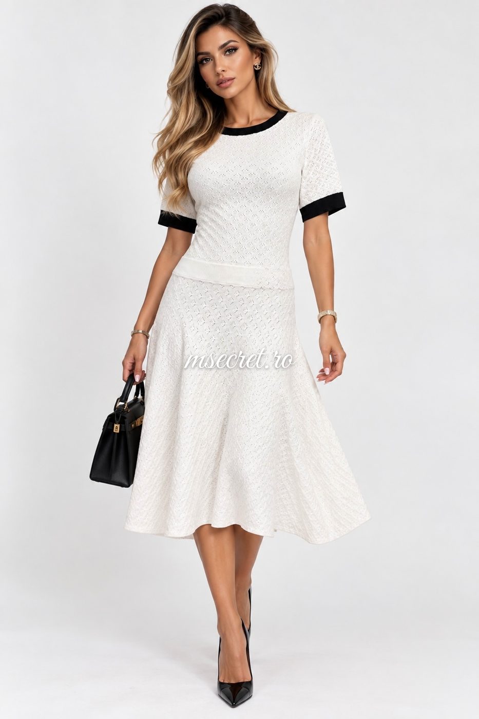 Rochie din tricot alba cu garnituri negre - pe model