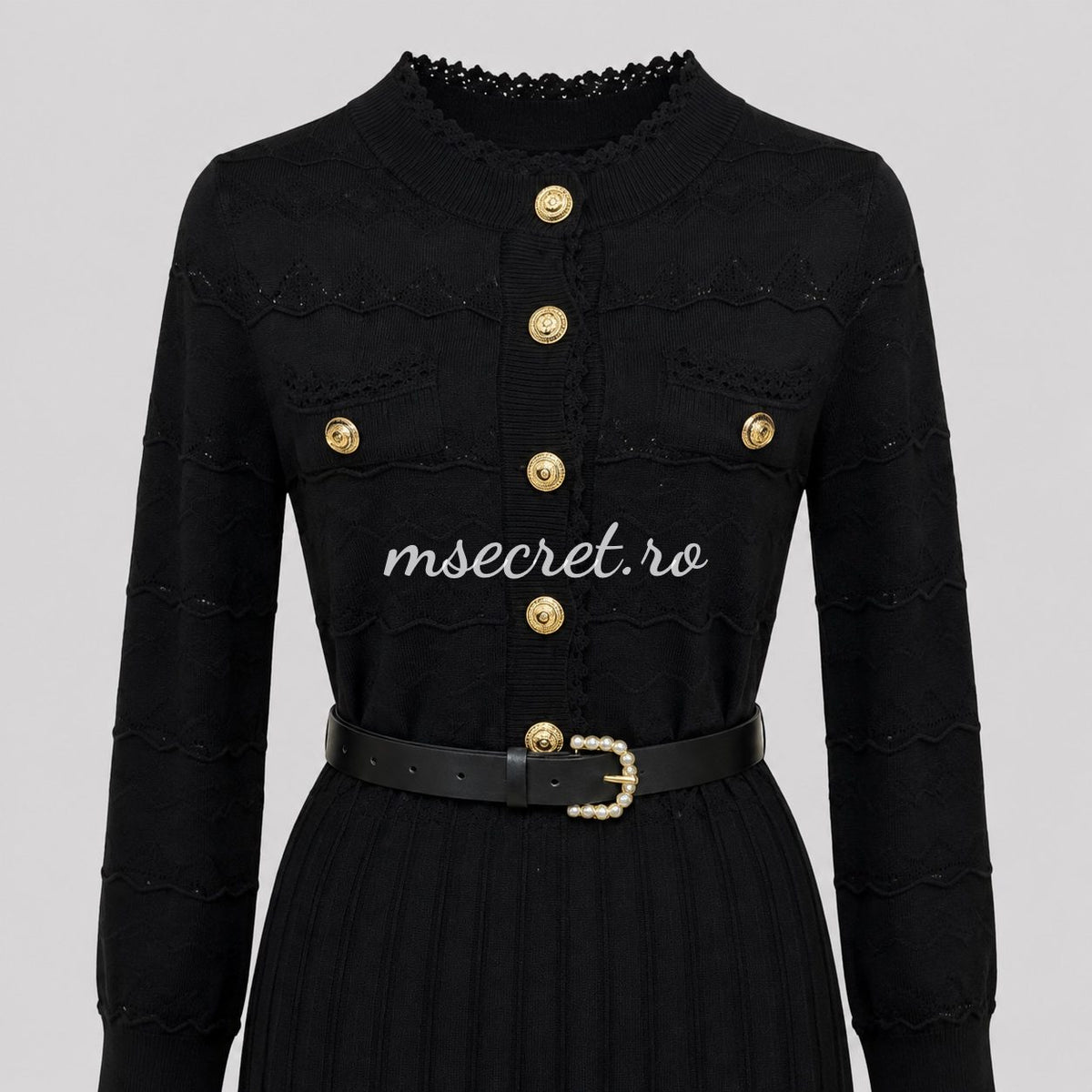 Rochie neagra din tricot cu nasturi aurii si curea