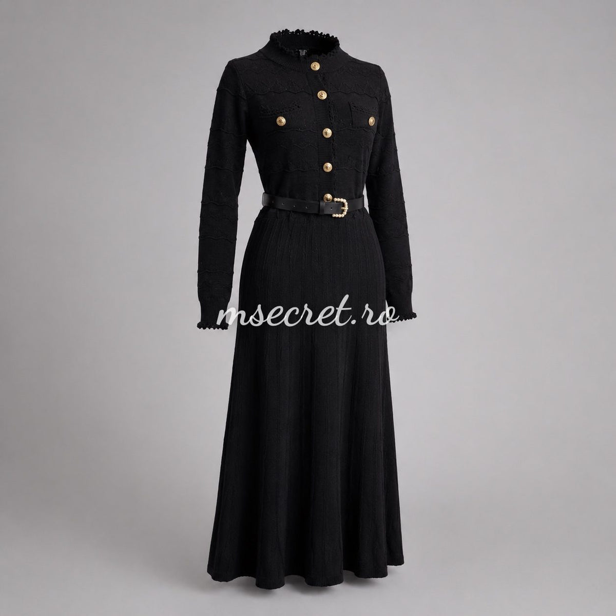 Rochie neagra din tricot cu nasturi aurii si curea