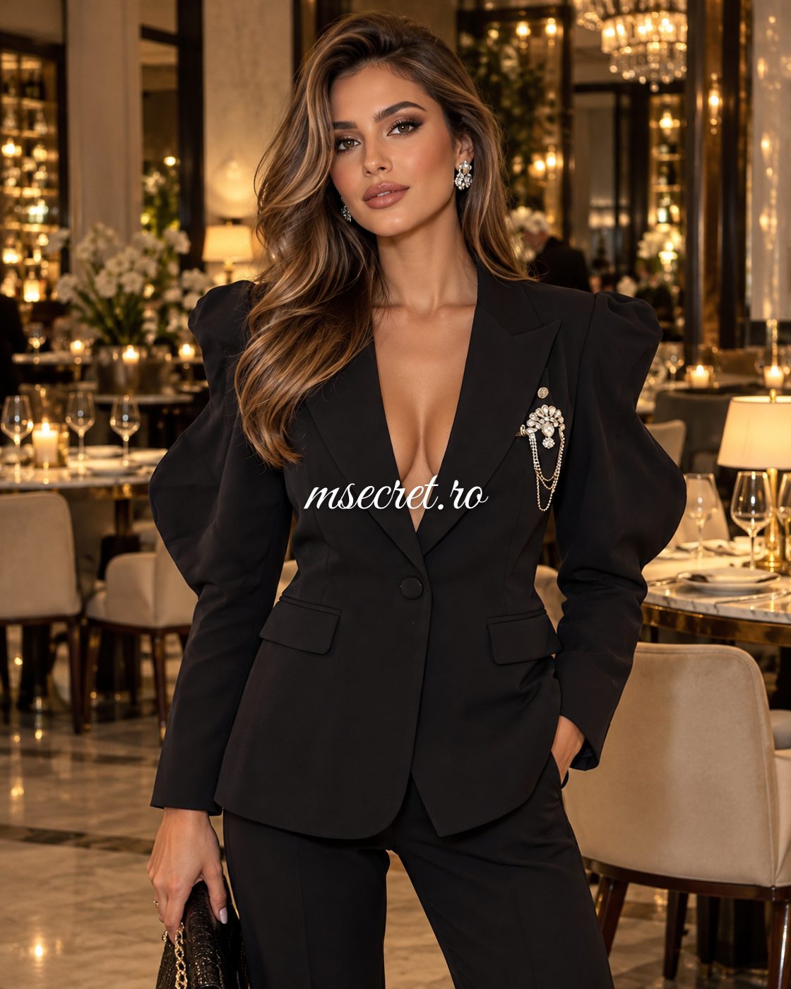 Sacou negru cu maneci bufante, spate decupat si brosa - pe model