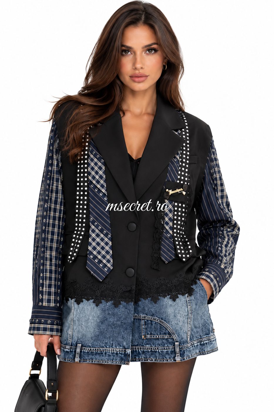 Sacou tip rochie negru cu maneci in carouri si tiv din denim - pe model