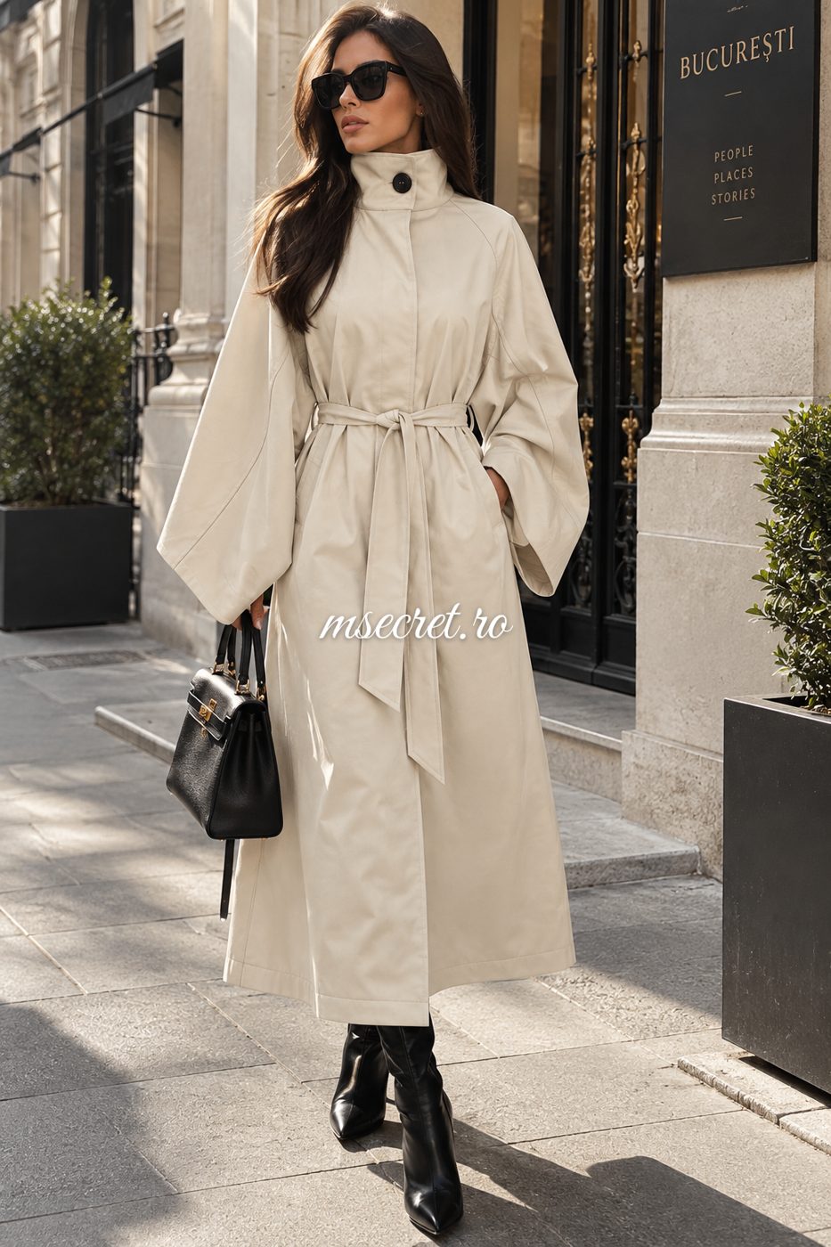 Trench crem cu guler inalt si cordon in talie - pe model