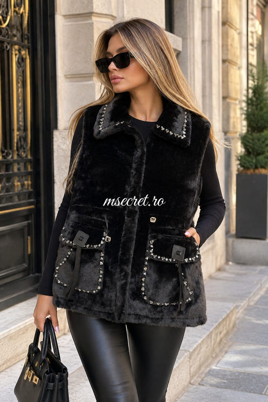 Vesta din blanita neagra cu pietre si buzunare aplicate - pe model